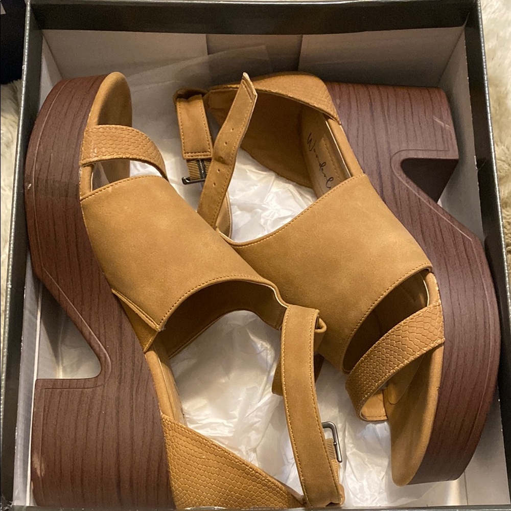 Wonderly sandals